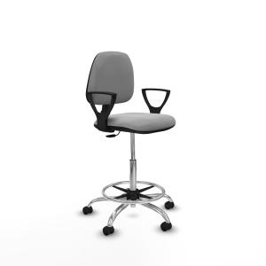 Taburete Isso CP similpiel gris claro brazos fijos base cromada ruedas autofrenantes 50mm